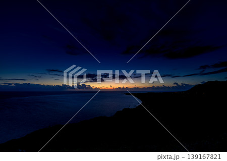 朝焼けに染まる平久保崎から望む石垣島の静かな海景 朝焼けに染まる平久保崎から望む石垣島の静かな海景 139167821