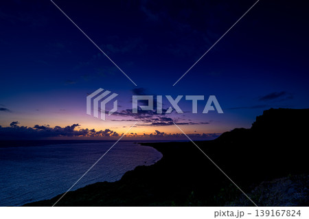 朝焼けに染まる平久保崎から望む石垣島の静かな海景 139167824