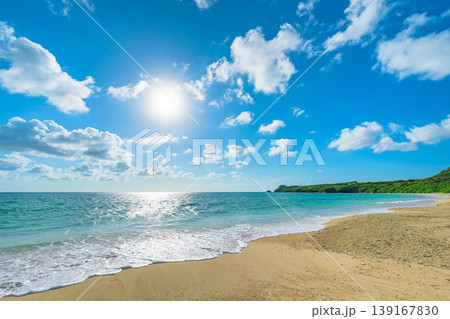 大きな雲が広がる明石ビーチの開放的な海辺風景 139167830