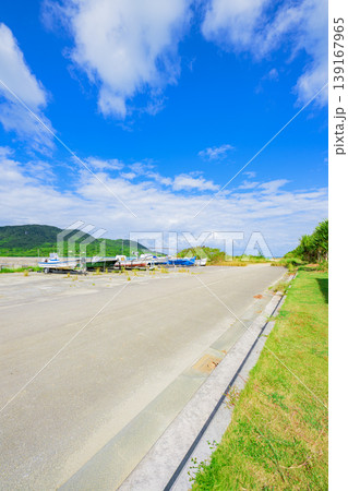 石垣島 青空の下に小型船が並ぶ船越漁港の穏やかな風景 石垣島 青空の下に小型船が並ぶ船越漁港の穏やかな風景 139167965