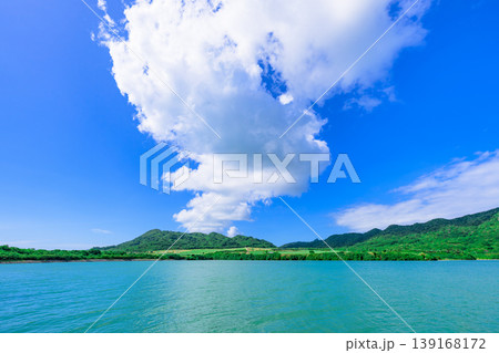 石垣島 エメラルドの海と山並みが美しい船越漁港の風景 石垣島 エメラルドの海と山並みが美しい船越漁港の風景 139168172