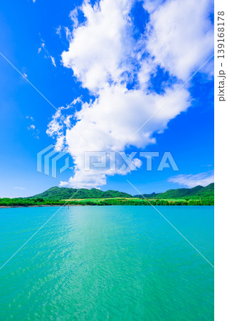 石垣島 エメラルドの海と山並みが美しい船越漁港の風景 石垣島 エメラルドの海と山並みが美しい船越漁港の風景 139168178