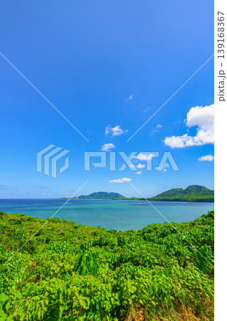 青い海と緑の島影が広がる石垣島の絶景風景 青い海と緑の島影が広がる石垣島の絶景風景 139168367