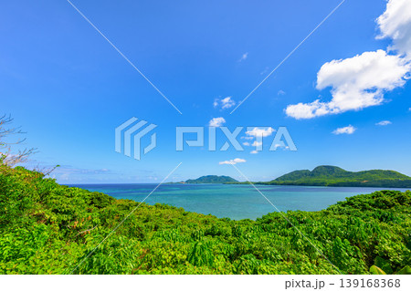 青い海と緑の島影が広がる石垣島の絶景風景 青い海と緑の島影が広がる石垣島の絶景風景 139168368