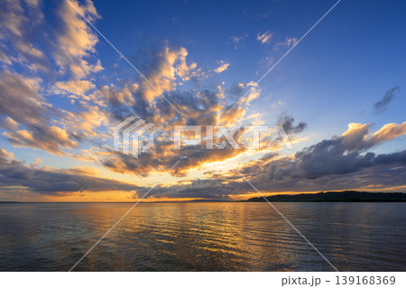 夕焼け雲が海面を染める石垣島の幻想的な夕景 夕焼け雲が海面を染める石垣島の幻想的な夕景 139168369