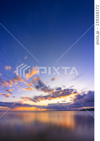 夕焼け雲が海面を染める石垣島の幻想的な夕景 夕焼け雲が海面を染める石垣島の幻想的な夕景 139168372