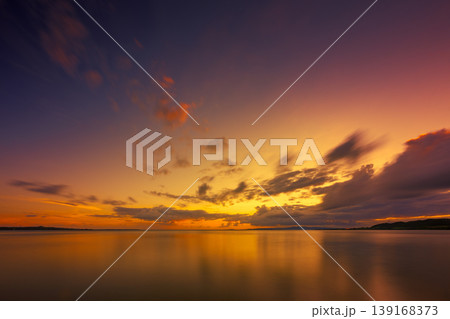 燃えるような夕空が海面を染める石垣島の夕景 燃えるような夕空が海面を染める石垣島の夕景 139168373