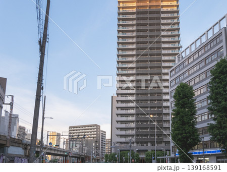 青空の下の住宅街と高層マンションの日常風景 青空の下の住宅街と高層マンションの日常風景 139168591