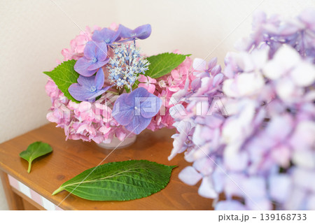 玄関のシューズボックスの上に飾られたフラワーアレンジメント・紫陽花のイメージ 玄関のシューズボックスの上に飾られたフラワーアレンジメント・紫陽花のイメージ 139168733