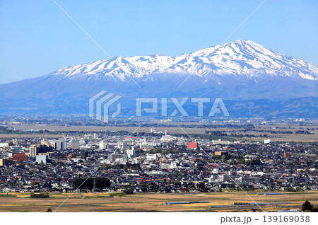 2026年4月25日　鳥海山と庄内平野(鶴岡街並み)を俯瞰 139169038