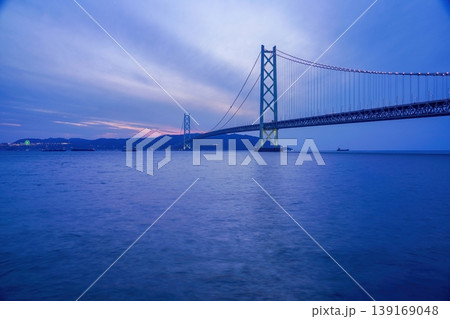夕暮れの明石海峡大橋と静かな海 139169048