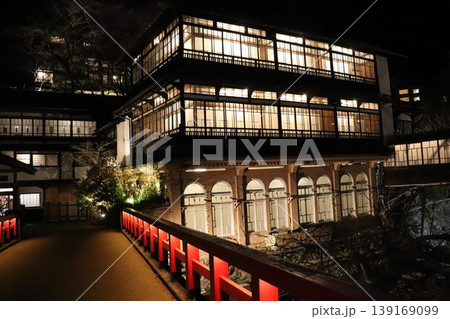 歴史的建造物の旅館の夜景 重要文化財 四万温泉 群馬県 歴史的建造物の旅館の夜景 重要文化財 四万温泉 群馬県 139169099