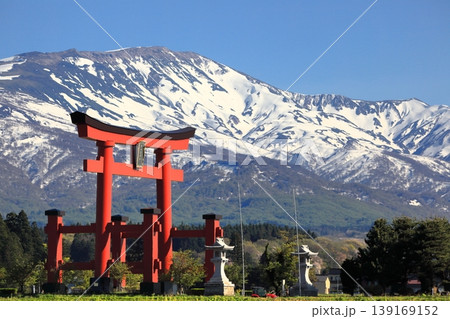 2026年4月25日 出羽三山 鳥居と月山 2026年4月25日 出羽三山 鳥居と月山 139169152
