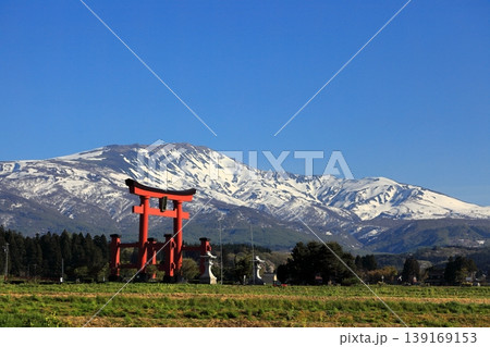 2026年4月25日 出羽三山 鳥居と月山 2026年4月25日 出羽三山 鳥居と月山 139169153