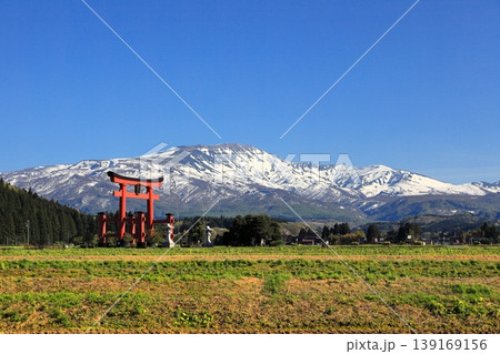 2026年4月25日 出羽三山 鳥居と月山 2026年4月25日 出羽三山 鳥居と月山 139169156