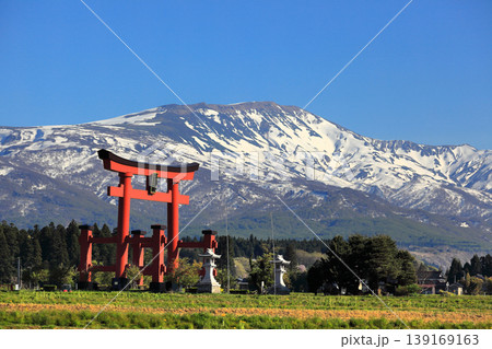 2026年4月25日 出羽三山 鳥居と月山 2026年4月25日 出羽三山 鳥居と月山 139169163