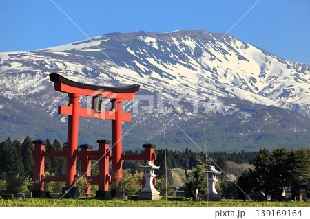 2026年4月25日 出羽三山 鳥居と月山 2026年4月25日 出羽三山 鳥居と月山 139169164
