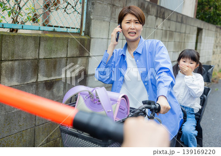 傘をさして自転車に乗る女性 傘をさして自転車に乗る女性 139169220