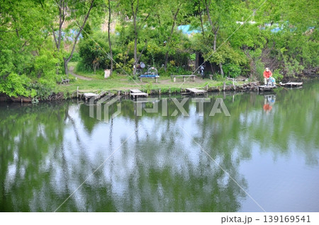 淀川ワンドで釣りをする男性 139169541