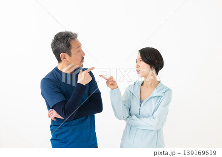 喧嘩する男女 139169619