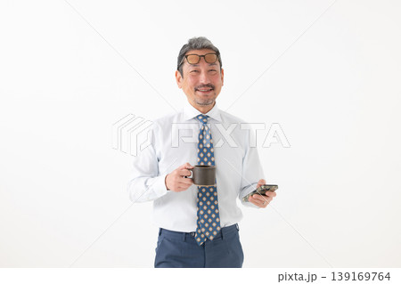 スマホを持つおじさん スマホを持つおじさん 139169764