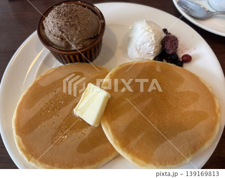 お皿に乗ったパンケーキ お皿に乗ったパンケーキ 139169813