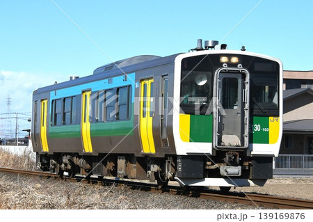 上総亀山へ向けて久留里線をゆくキハE130系100番台 139169876