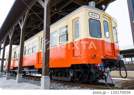 能美根上駅東口に保存展示されている能美電気鉄道（能美電）の車両｜のみでん｜石川県能美市 139170056