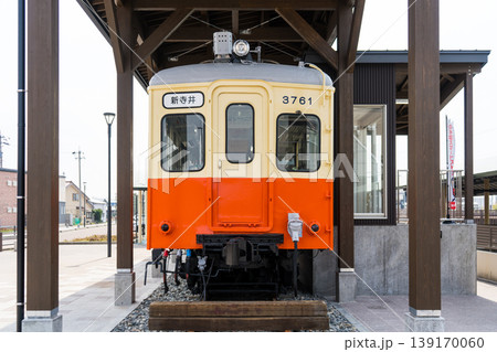 能美根上駅東口に保存展示されている能美電気鉄道（能美電）の車両｜のみでん｜石川県能美市 139170060
