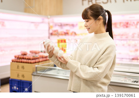 卵を手に取る女性 139170061