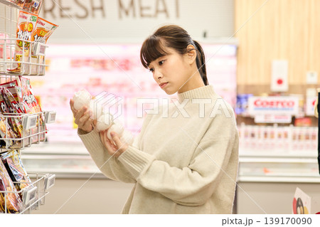 卵を手に取る女性 139170090
