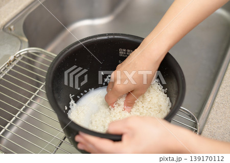 米を研ぐ女性 139170112