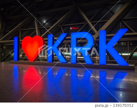 【ポーランド】クラクフ国際空港のフロアに展示されたI Love Krakowのネオンサイン 139170352