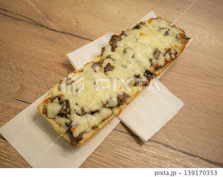 【ポーランド】クラクフ旧市街のフードスタンドで食すザピエカンカ 139170353