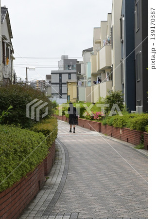 遊歩道を歩く人影 遊歩道を歩く人影 139170387