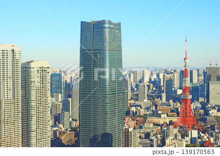 東京都港区、東京タワーと麻布台ヒルズ森JPタワーの風景 139170563