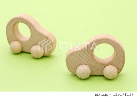 木製のおもちゃの車 木製のおもちゃの車 139171117