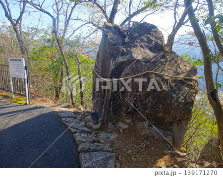 兵庫県/ 竹田城にある合格祈願など受験生に人気の「落ちない岩」　2025年12月撮影 139171270