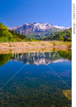 田んぼに映る八海山(縦) 田んぼに映る八海山(縦) 139171357