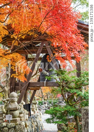 化野念仏寺 鐘つき堂と紅葉 化野念仏寺 鐘つき堂と紅葉 139171386