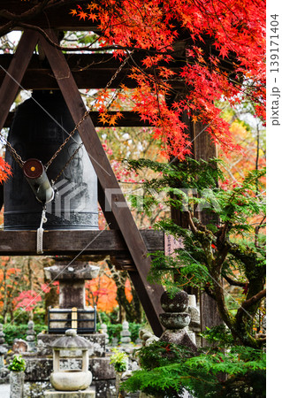 化野念仏寺　鐘つき堂と紅葉 139171404
