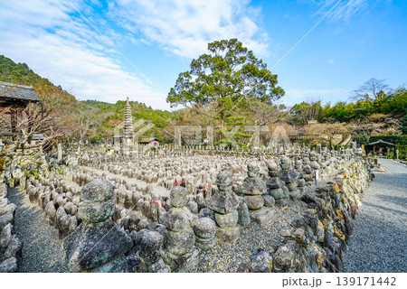 冬の化野念仏寺境内 139171442