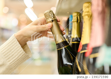 ワインを手に取る 139171590