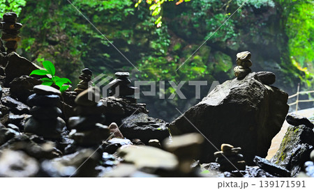 山奥で積み上げられた石の数々 山奥で積み上げられた石の数々 139171591