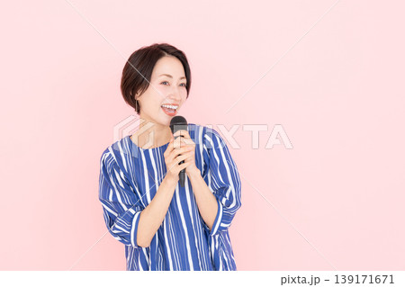 カラオケをするミドルの女性 カラオケをするミドルの女性 139171671