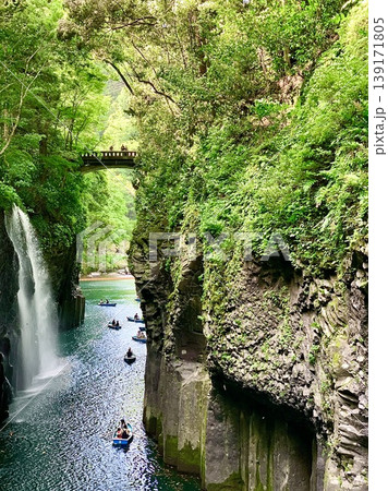 新緑の高千穂峡(五ヶ瀬川に注ぐ真名井の滝と両岸の柱状節理)〈宮崎県西臼杵郡高千穂町〉 新緑の高千穂峡(五ヶ瀬川に注ぐ真名井の滝と両岸の柱状節理)〈宮崎県西臼杵郡高千穂町〉 139171805