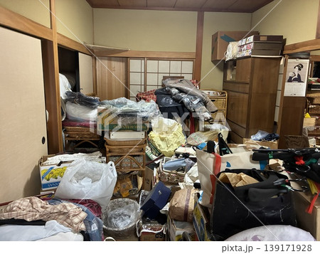 ゴミ屋敷となった認知症で施設に入った空き家の残置物片づけ前で呆然と大変さを嘆く ゴミ屋敷となった認知症で施設に入った空き家の残置物片づけ前で呆然と大変さを嘆く 139171928