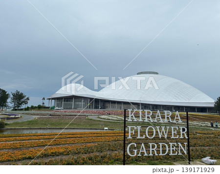 山口県山口市阿知須のきらら博記念公園にあるきららドームとお花畑きららフラワーガーデンはこれから花が咲 139171929