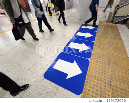 駅構内の床に貼られた矢印と行き交う人々 東京都 駅構内の床に貼られた矢印と行き交う人々 東京都 139172066