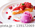 いちごタルトとベリーアイスのデザートプレート 139172069